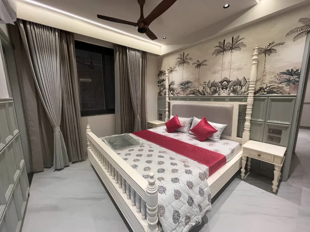 Bedroom mural fourposter at Aerovista, Mansarovar Extension, Jaipur